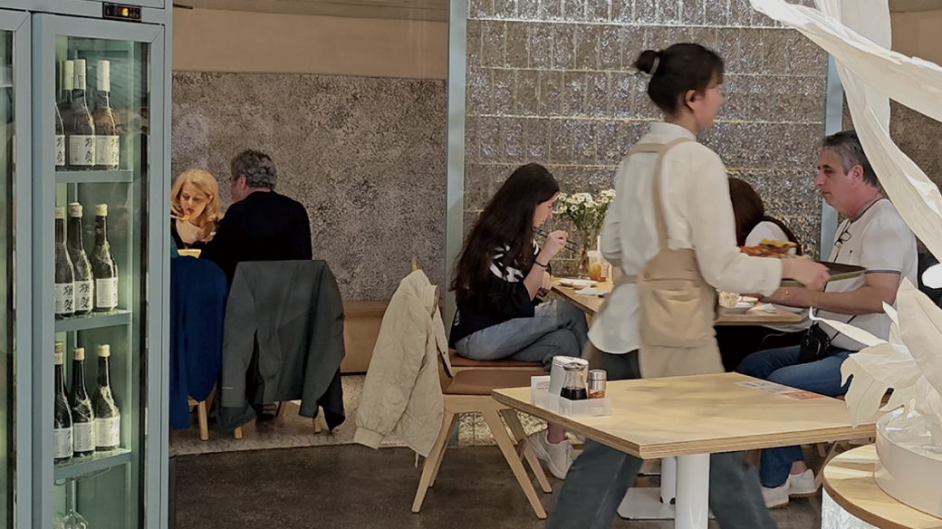 Guests inside HOLILI
